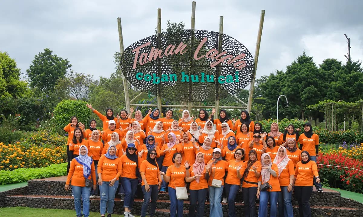 Foto bersama tim Markas Walet saat kegiatan bonding
